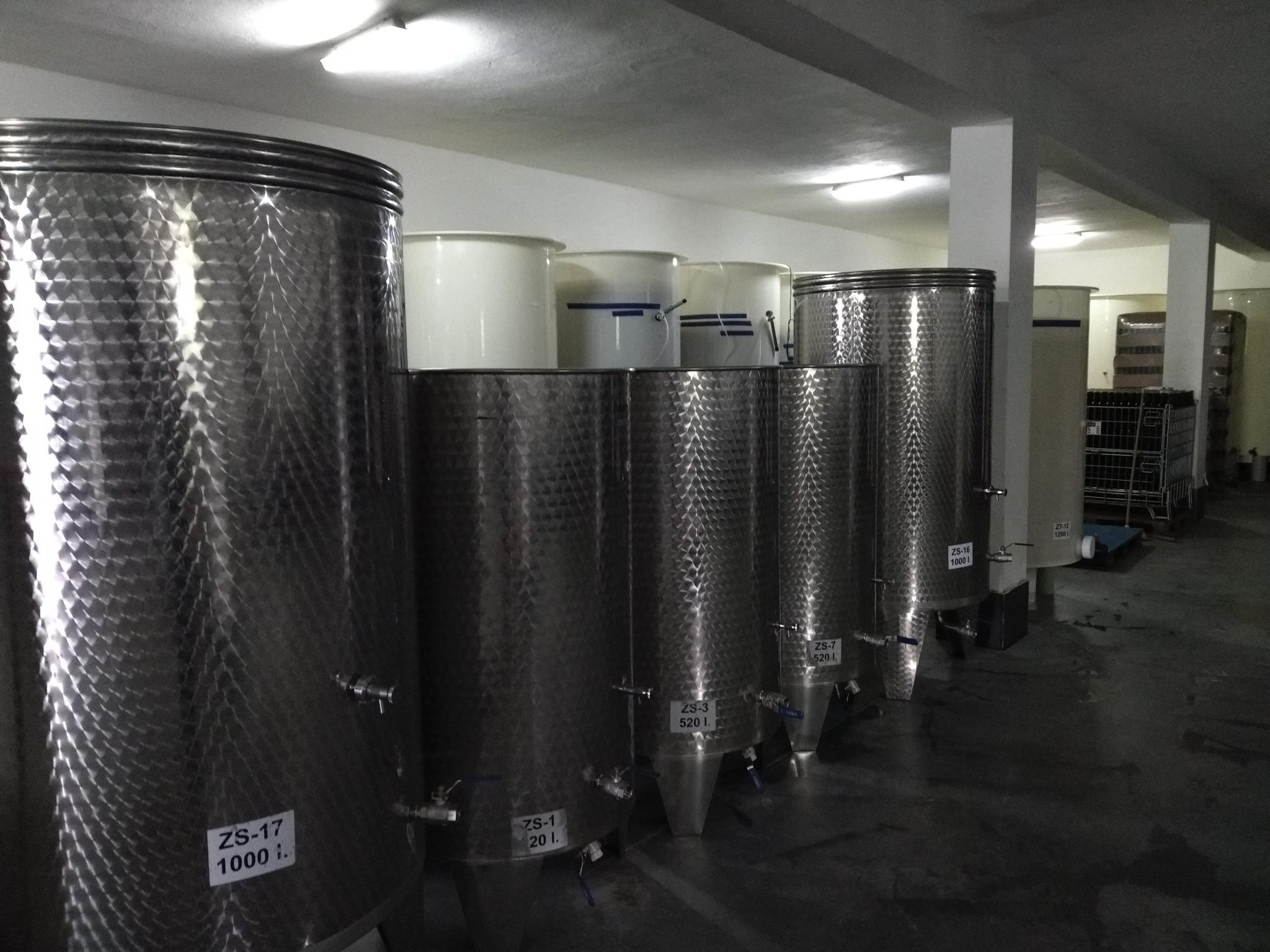 Pomieszczenie w cydrowni z tankami fermetnacyjnymi.
