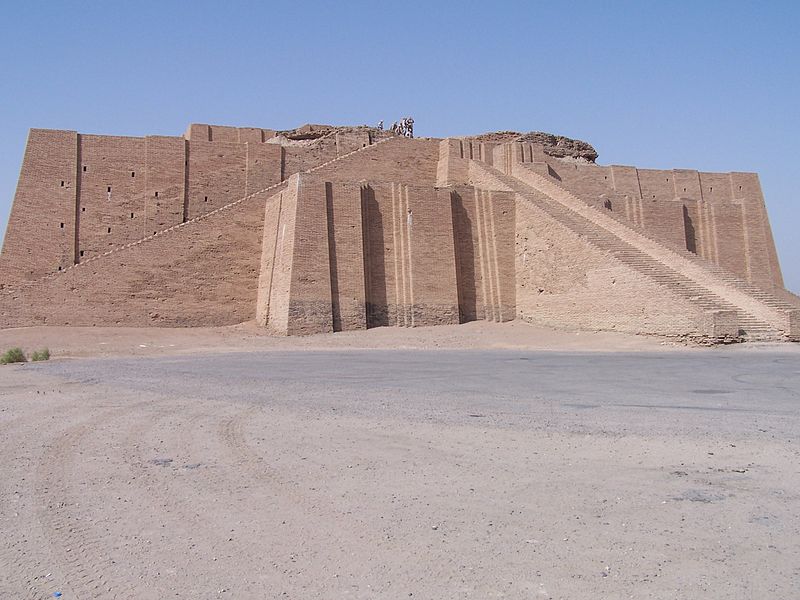 Starożytny Ziggurat w mieście Ur między Tygrysem i Eufratem